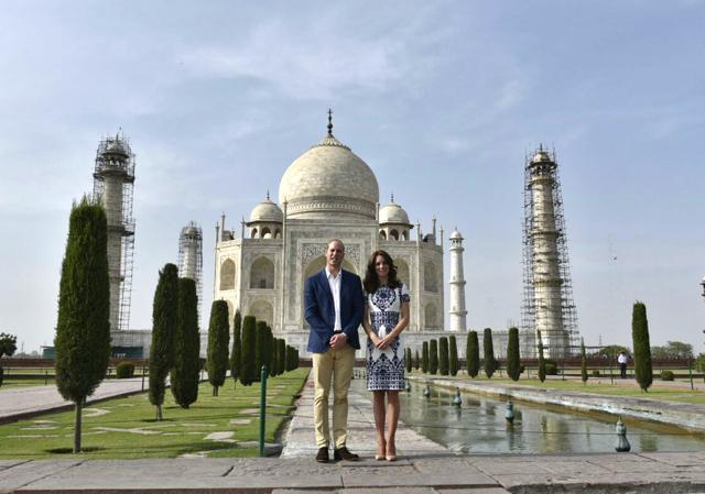 Britain's Prince William, and his wife, Kate, the Duchess of Cambridge during their visit at Taj Mahal, in Agra, India, on Saturday, April 16, 2016. (Ajay Aggarwal/ HT Photo) Britain's Prince William, and his wife, Kate, the Duchess of Cambridge during their visit at Taj Mahal, in Agra, India, on Saturday, April 16, 2016. (Ajay Aggarwal/ HT Photo)