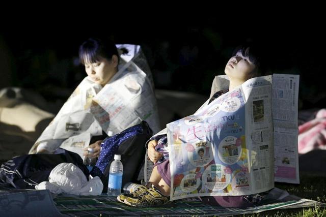 Evacuees use newspapers to keep warm at Prefectural University of Kumamoto. (REUTERS) Evacuees use newspapers to keep warm at Prefectural University of Kumamoto. (REUTERS)