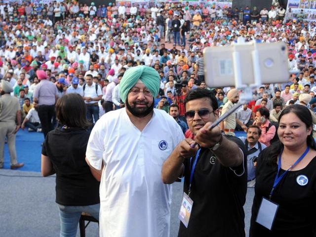 People taking a selfie with Punjab Congress chief Captain Amarinder Singh at Yadavindra Public School in Patiala on Friday. (Bharat Bhushan/HT Photo) People taking a selfie with Punjab Congress chief Captain Amarinder Singh at Yadavindra Public School in Patiala on Friday. (Bharat Bhushan/HT Photo)