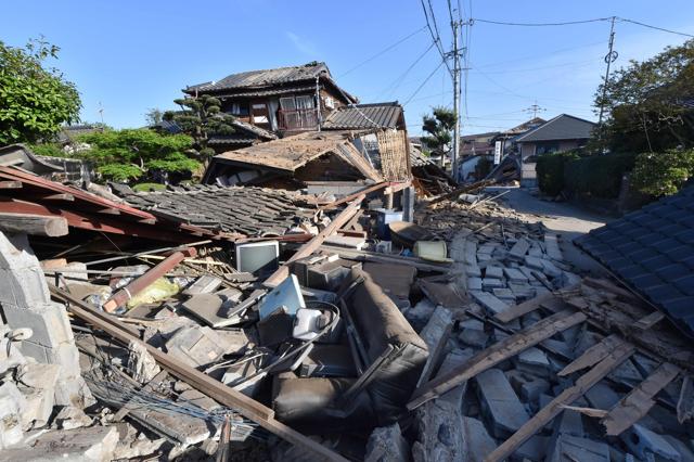 Collapsed houses are seen in Mashiki, Kumamoto prefecture on April 16, 2016. (AFP)