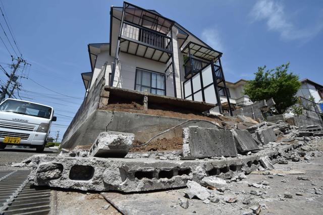 A collapse wall is seen in the town of Mashiki, Kumamoto prefecture on April 15, 2016. (AFP)