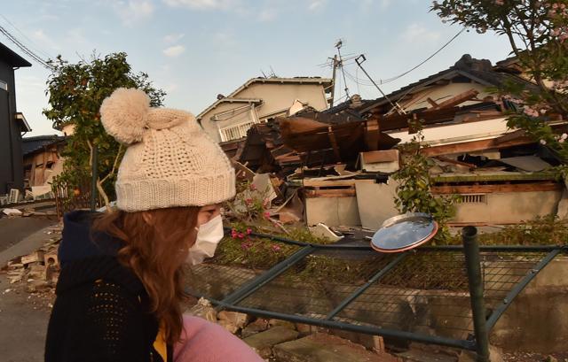A woman walks past a collapsed house in Mashiki, Kumamoto prefecture. Tomoyuki Tanaka, an official with the Kumamoto prefectural government, said 10 were confirmed dead after Saturday’s quake, bringing the total deaths to 19 since Thursday. (AFP) A woman walks past a collapsed house in Mashiki, Kumamoto prefecture. Tomoyuki Tanaka, an official with the Kumamoto prefectural government, said 10 were confirmed dead after Saturday’s quake, bringing the total deaths to 19 since Thursday. (AFP)