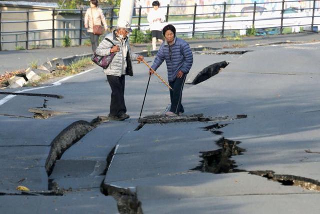 Local residents look at cracks caused by an earthquake on a road in Mashiki town, Kumamoto prefecture. (REUTERS) Local residents look at cracks caused by an earthquake on a road in Mashiki town, Kumamoto prefecture. (REUTERS)
