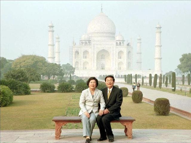 Premier of China, Zhu Rongji with his wife Lao an, during their visit to Agra in 2001. (HT ARCHIVES) Premier of China, Zhu Rongji with his wife Lao an, during their visit to Agra in 2001. (HT ARCHIVES)