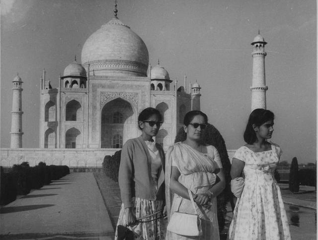 World’s first female prime minister, Sirimavo Bandaranaike of Sri Lanka with her daughters at the Taj Mahal in early ‘70s. (HT ARCHIVES) World’s first female prime minister, Sirimavo Bandaranaike of Sri Lanka with her daughters at the Taj Mahal in early ‘70s. (HT ARCHIVES)
