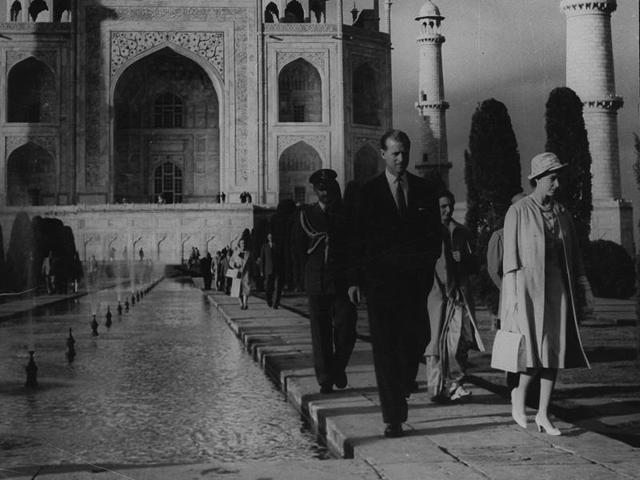 Queen Elizabeth II and Prince Philip at the Taj Mahal in early ‘60s. (HT ARCHIVES) Queen Elizabeth II and Prince Philip at the Taj Mahal in early ‘60s. (HT ARCHIVES)