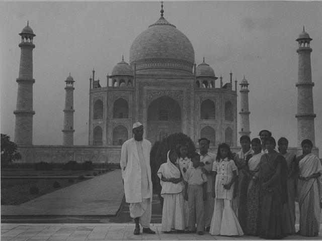 First president of India, Dr Rajendra Prasad, with his family in 1950. (HT ARCHIVES) First president of India, Dr Rajendra Prasad, with his family in 1950. (HT ARCHIVES)