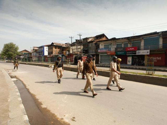 Securitymen march on deserted road in downtown Srinagar as tension grips Kashmir. (Waseem Andrabi/HT Photo) Securitymen march on deserted road in downtown Srinagar as tension grips Kashmir. (Waseem Andrabi/HT Photo)