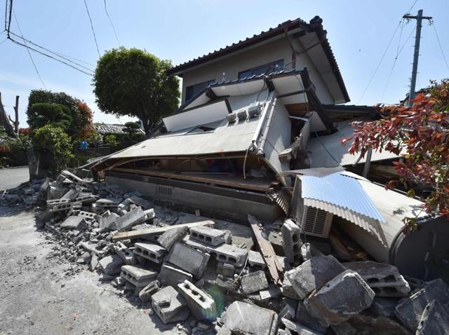 Boulders block a street in the town of Mashiki, Kumamoto prefecture on April 15, 2016. (AFP Photo) Boulders block a street in the town of Mashiki, Kumamoto prefecture on April 15, 2016. (AFP Photo)