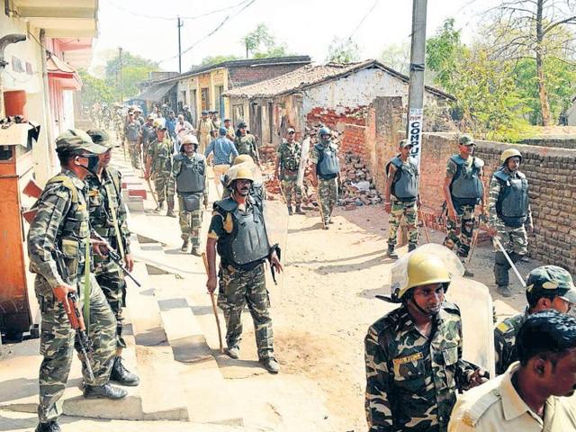 Police personnel patrol affected localities in Bokaro a day after communal clashes on Saturday. (HT Photo) Police personnel patrol affected localities in Bokaro a day after communal clashes on Saturday. (HT Photo)