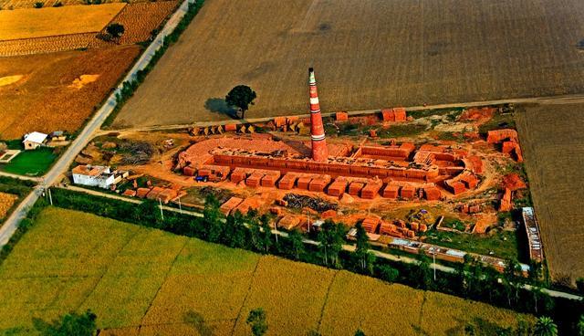Aerial photography of a brick kiln in the Punjab countryside. (THAKUR DALIP SINGH) Aerial photography of a brick kiln in the Punjab countryside. (THAKUR DALIP SINGH)