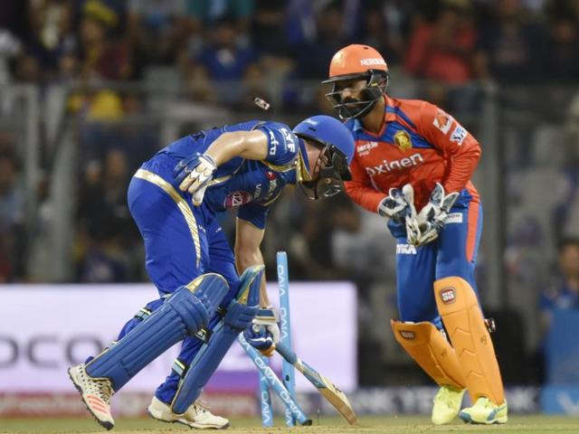 Dinesh Karthik stumps Mumbai Indians batsman Jos Buttler. (Satish Bate/HT Photo) Dinesh Karthik stumps Mumbai Indians batsman Jos Buttler. (Satish Bate/HT Photo)
