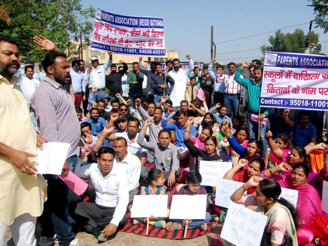 Parents protesting ‘unjustified’ fee and loot in the name of books’ in Bathinda (HT FILE PHOTO) Parents protesting ‘unjustified’ fee and loot in the name of books’ in Bathinda (HT FILE PHOTO)