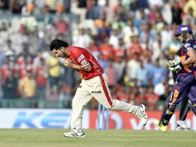 Mohit Sharma of Kings XI Punjab takes a catch to dismiss Faf Du plessis. (Gurpreet Singh/HT Photo) Mohit Sharma of Kings XI Punjab takes a catch to dismiss Faf Du plessis. (Gurpreet Singh/HT Photo)