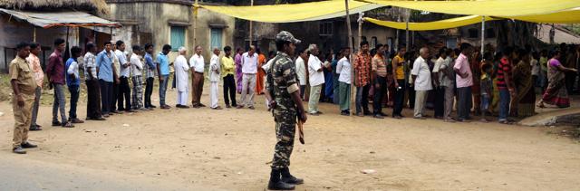 Long queue of voters at a polling booth in Bolpur of Birbhum district on Sunday. (Subhendu Ghosh/ HT Photo ) Long queue of voters at a polling booth in Bolpur of Birbhum district on Sunday. (Subhendu Ghosh/ HT Photo )