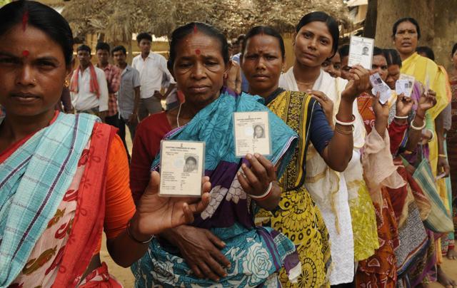 Long queue of voters at the tribal Village Murgabuni, Bolpur of Birbhum District on Sunday (Subhendu Ghosh / HT Photo ) Long queue of voters at the tribal Village Murgabuni, Bolpur of Birbhum District on Sunday (Subhendu Ghosh / HT Photo )