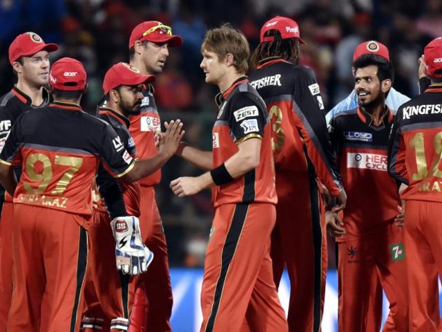 Royal Challengers Bangalore celebrates the wicket of Delhi Daredevils Sanju Samson. (Mohd Zakir/HT Photo) 