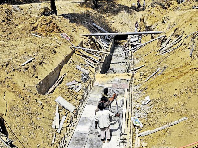 Most of the rainwater drains are concreted in Gurgaon, thereby not allowing water to seep into the ground.(Abhinav Saha/HT Photo) Most of the rainwater drains are concreted in Gurgaon, thereby not allowing water to seep into the ground.(Abhinav Saha/HT Photo)