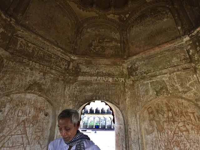 Asaf-ud-Daula erected the 18 meter (59 foot) high Rumi Darwaza, a west facing entrance of the Bara Imambara embellished with lavish decorations. (Raj K Raj/HT Photos ) Asaf-ud-Daula erected the 18 meter (59 foot) high Rumi Darwaza, a west facing entrance of the Bara Imambara embellished with lavish decorations. (Raj K Raj/HT Photos )