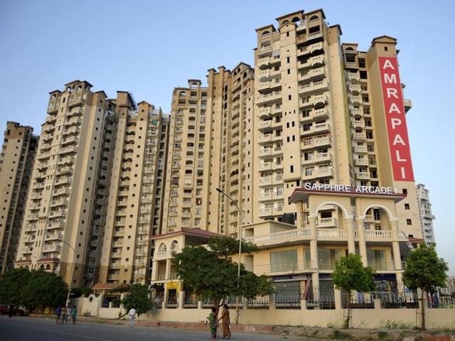 Residents of Amrapali Sapphire protested against the delay in the completion of the project. They trolled MS Dhoni, who was its brand ambassador. (Sunil Ghosh / Hindustan Times) Residents of Amrapali Sapphire protested against the delay in the completion of the project. They trolled MS Dhoni, who was its brand ambassador. (Sunil Ghosh / Hindustan Times)