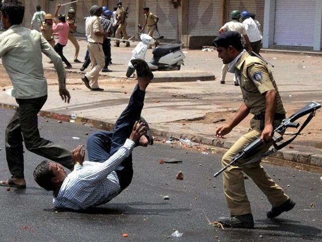 Members of the Patidar community protest during their ‘Jail Bharo Andolan’, demanding release of their leader Hardik Patel.(PTI Photo)