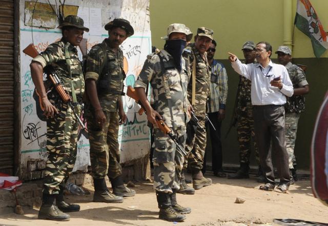 Deputy magistrate on surveillance duty for TMC strongman Anubrata Mondal giving instructions to the central force jawans in front of Bolpur TMC Party Office, Birbhum on Sunday. (Subhendu Ghosh / HT Photo ) Deputy magistrate on surveillance duty for TMC strongman Anubrata Mondal giving instructions to the central force jawans in front of Bolpur TMC Party Office, Birbhum on Sunday. (Subhendu Ghosh / HT Photo )