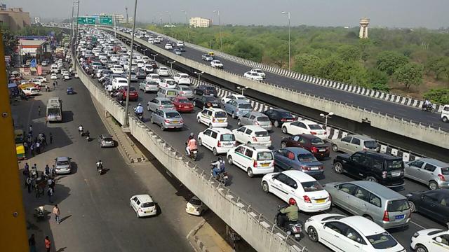 Heavy traffic at Delhi Gurgaon expressway from Mahipalpur to Ambience Mall. (HT Photo) Heavy traffic at Delhi Gurgaon expressway from Mahipalpur to Ambience Mall. (HT Photo)