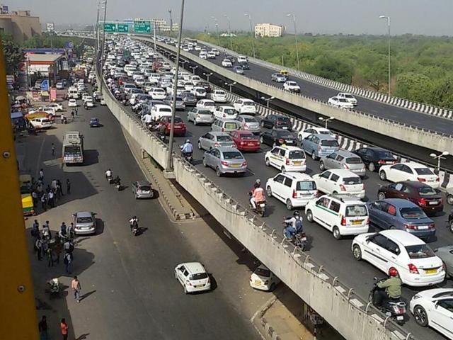 Traffic snarls were witnessed more on the expressway than Gurgaon roads on Monday as offices, schools and institutions reopened.(HT Photo)