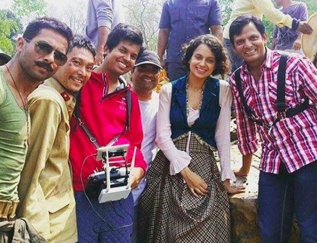 Shahid Kapoor and Kangana Ranaut pose with Rangoon crew.