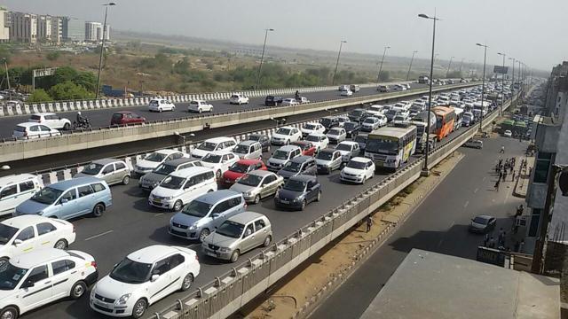 Delhi Police had set up check posts on the Delhi-Gurgaon borders at Sirhaul toll plaza and Mehrauli-Gurgaon road to stop vehicles with odd-number plates from entering or leaving Gurgaon. (HT Photo) Delhi Police had set up check posts on the Delhi-Gurgaon borders at Sirhaul toll plaza and Mehrauli-Gurgaon road to stop vehicles with odd-number plates from entering or leaving Gurgaon. (HT Photo)