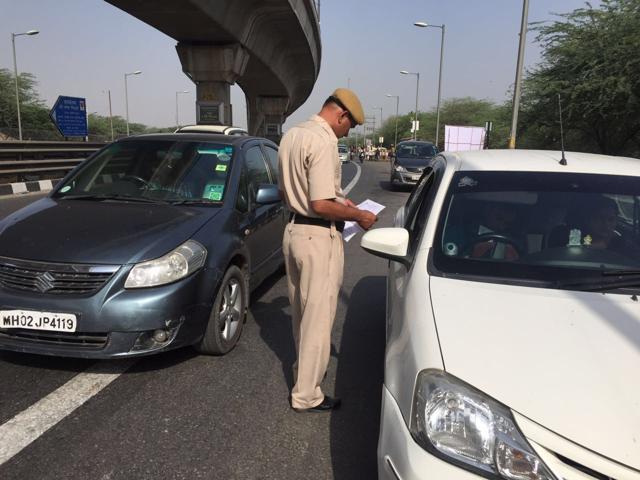 At the Delhi-Gurgaon border on MG Road, the first challan was issued at 8.20 am. (HT Photo) At the Delhi-Gurgaon border on MG Road, the first challan was issued at 8.20 am. (HT Photo)