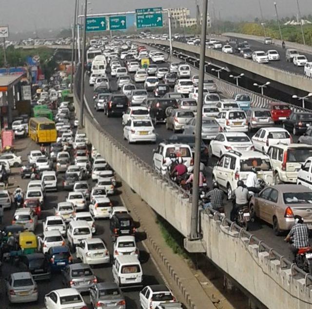 A scene of the Delhi-Gurgaon Expressway on Monday morning. (Gulam Jeelani/HT Photo) A scene of the Delhi-Gurgaon Expressway on Monday morning. (Gulam Jeelani/HT Photo)