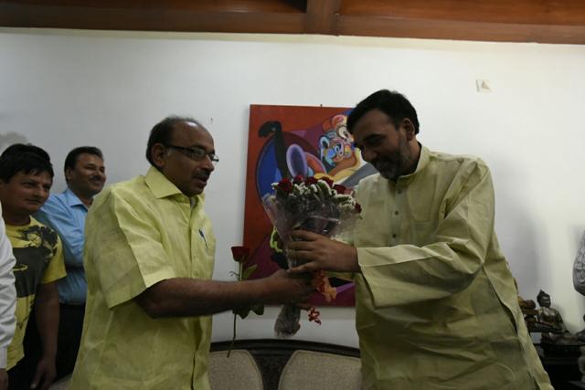 Delhi transport minister Gopal Rai offers flowers to BJP leader Vijay Goel at the latter’s residence in New Delhi. (Sonu Mehta/HT Photo) Delhi transport minister Gopal Rai offers flowers to BJP leader Vijay Goel at the latter’s residence in New Delhi. (Sonu Mehta/HT Photo)