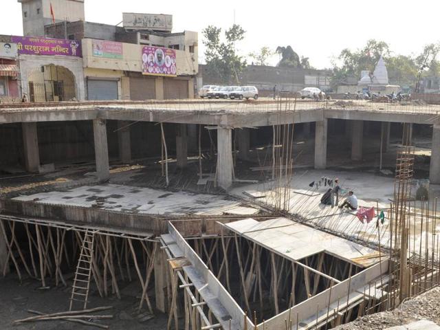 The multi-level parking at Durgiana Temple is still far from complete.(HT Photo) The multi-level parking at Durgiana Temple is still far from complete.(HT Photo)