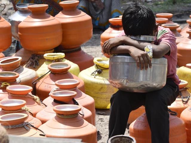 Hundreds of people have moved to Mumbai from the drought-hit areas of the state.(Hindustan Times)