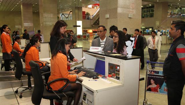 Passengers at a airline counter to collect boarding passes. (Hindustan Times) Passengers at a airline counter to collect boarding passes. (Hindustan Times)