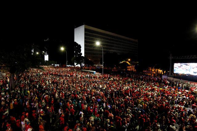 Supporters of Brazilian President Dilma Rousseff gather to follow, on big screens in front of the National Congress in Brasilia, as lawmakers vote on whether the impeachment of Rousseff will move forward. (AFP Photo) Supporters of Brazilian President Dilma Rousseff gather to follow, on big screens in front of the National Congress in Brasilia, as lawmakers vote on whether the impeachment of Rousseff will move forward. (AFP Photo)