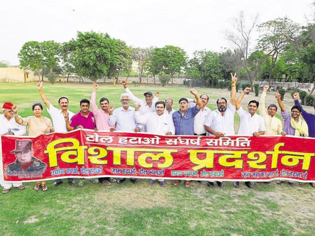 The members of Toll Hatao Sangarsh Samiti met on Sunday and decided to organise a civil society movement to press for removal of the toll plaza.(Abhinav Saha/HT Photo)