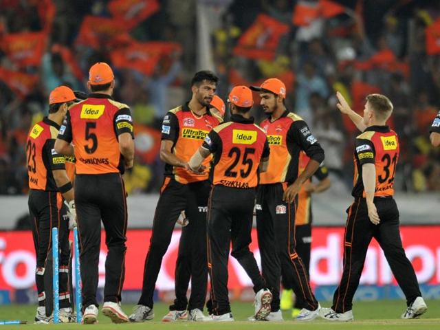 Sunrisers Hyderabad bowler Barinder Sran(C)celebrates with teammates. (AFP Photo) Sunrisers Hyderabad bowler Barinder Sran(C)celebrates with teammates. (AFP Photo)