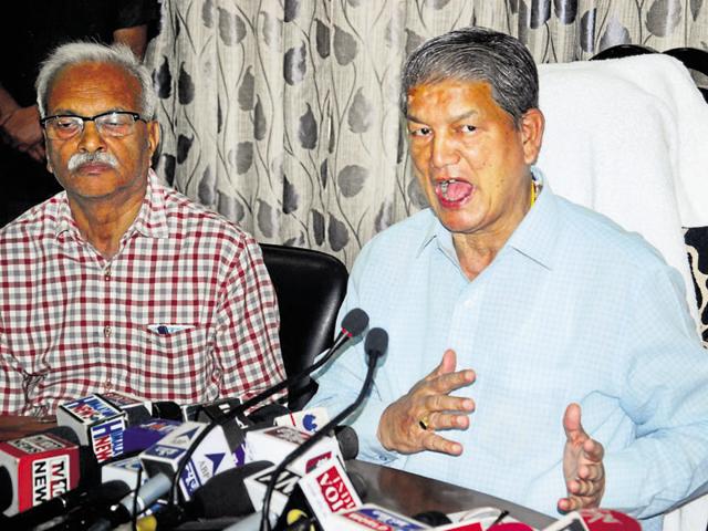 Deposed chief minister Harish Rawat filed a petition before the Uttarakhand high court, questioning the Centre’s decision to impose President’s Rule on the state barely one day before a scheduled trial of strength in the assembly.(HT File photo)