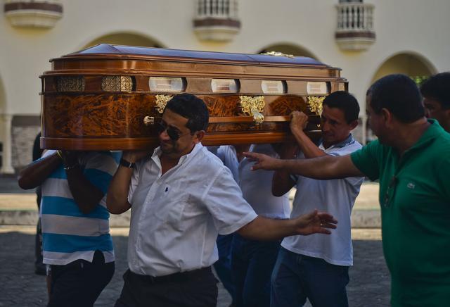 People carry the coffin of a relative in Manta, Ecuador. (AFP Photo) People carry the coffin of a relative in Manta, Ecuador. (AFP Photo)