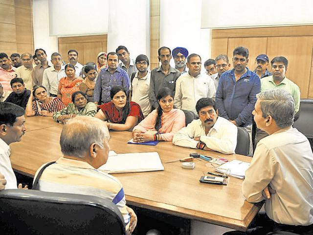 Palam Vihar residents with senior officials at the Huda office in Sector 14 on Monday. (Abhinav Saha/HT Photo) Palam Vihar residents with senior officials at the Huda office in Sector 14 on Monday. (Abhinav Saha/HT Photo)