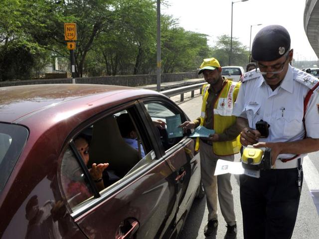 Only 11 challans were issued on Monday compared to 25 on Friday.(Abhinav Saha/HT Photo) Only 11 challans were issued on Monday compared to 25 on Friday.(Abhinav Saha/HT Photo)