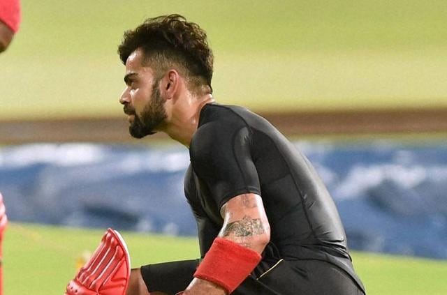 Virat Kohli New Look: विराट कोहली ने बदला अपना लुक, न्यू हेयर स्टाइल हुआ  वायरल, देखें तस्वीरें - virat kohli debuts new haircut as ex india captain  arrives in mohali for 1st