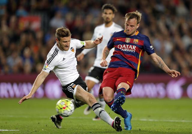 FC Barcelona's (R) duels for the ball against Valencia's Shkodran Mustafi during a Spanish La Liga football match between FC Barcelona and Valencia at the Camp Nou stadium in Barcelona, Spain. (AP Photo) FC Barcelona's (R) duels for the ball against Valencia's Shkodran Mustafi during a Spanish La Liga football match between FC Barcelona and Valencia at the Camp Nou stadium in Barcelona, Spain. (AP Photo)