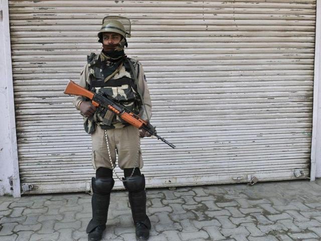 Public transport was off the roads in most parts of the Valley but private vehicles could be seen plying in some parts of the summer capital of the state, officials said. (Waseem Andrabi/ HT Photo) Public transport was off the roads in most parts of the Valley but private vehicles could be seen plying in some parts of the summer capital of the state, officials said. (Waseem Andrabi/ HT Photo)