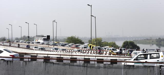 As most of the city schools re-opened after a four-day break, parents were seen dropping their children off much before 8 am. (Sonu Mehta/HT Photo) As most of the city schools re-opened after a four-day break, parents were seen dropping their children off much before 8 am. (Sonu Mehta/HT Photo)