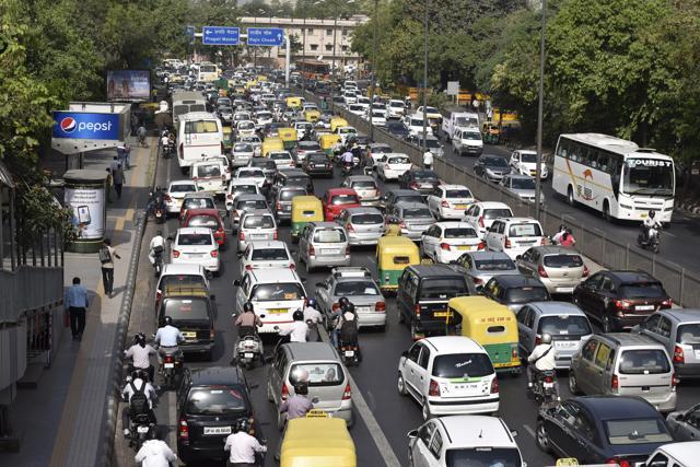 Traffic congestion on Vikas Marg on Monday morning. (Virendra Singh Gosain/HT Photo) Traffic congestion on Vikas Marg on Monday morning. (Virendra Singh Gosain/HT Photo)