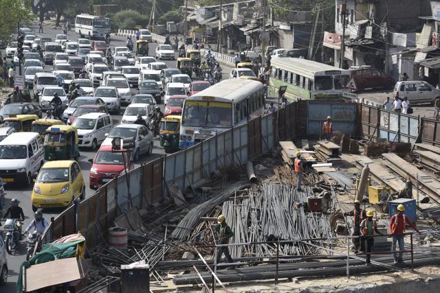 Traffic on Delhi roads on Monday during the second phase of odd even traffic plan. (Saumya Khandelwal/HT Photo) Traffic on Delhi roads on Monday during the second phase of odd even traffic plan. (Saumya Khandelwal/HT Photo)