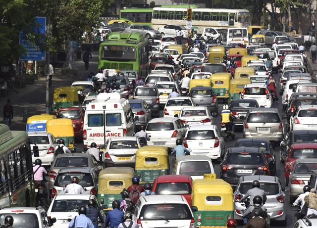 Heavy traffic at Vikas Marg in New Delhi on Monday morning.(Virendra Singh Gosain/HT Photo)